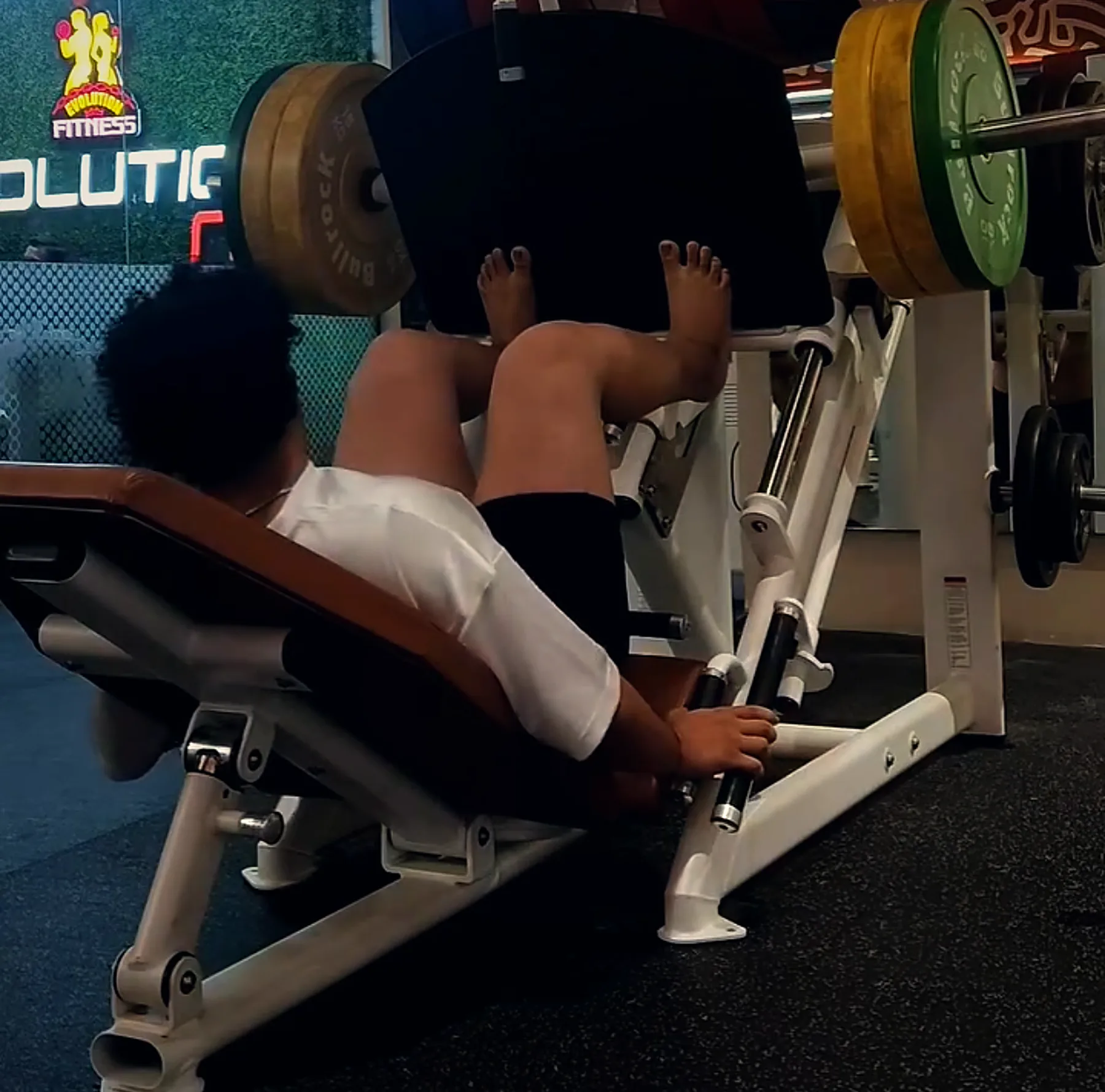 Leg press: 305 kg